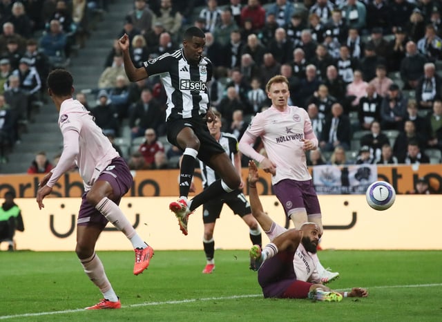 Soccer Football - Premier League - Newcastle United v Brentford - St James' Park, Newcastle, Britain - April 2, 2025 Newcastle United's Alexander Isak scores their first goal REUTERS/Scott Heppell EDITORIAL USE ONLY. NO USE WITH UNAUTHORIZED AUDIO, VIDEO, DATA, FIXTURE LISTS, CLUB/LEAGUE LOGOS OR 'LIVE' SERVICES. ONLINE IN-MATCH USE LIMITED TO 120 IMAGES, NO VIDEO EMULATION. NO USE IN BETTING, GAMES OR SINGLE CLUB/LEAGUE/PLAYER PUBLICATIONS. PLEASE CONTACT YOUR ACCOUNT REPRESENTATIVE FOR FURTHER DETAILS..