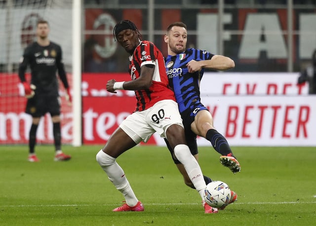Soccer Football - Coppa Italia - Semi Final - First Leg - AC Milan v Inter Milan - San Siro, Milan, Italy - April 2, 2025 Inter Milan's Stefan de Vrij in action with AC Milan's Tammy Abraham REUTERS/Alessandro Garofalo