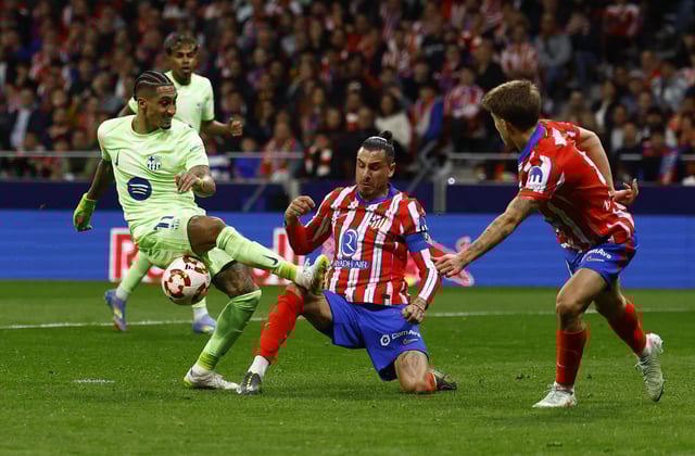 Soccer Football - Copa del Rey - Semi Final - Second Leg - Atletico Madrid v FC Barcelona - Metropolitano, Madrid, Spain - April 2, 2025 Atletico Madrid's Jose Maria Gimenez in action with FC Barcelona's Raphinha REUTERS/Susana Vera