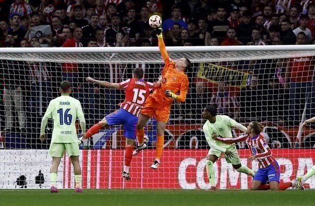 Soccer Football - Copa del Rey - Semi Final - Second Leg - Atletico Madrid v FC Barcelona - Metropolitano, Madrid, Spain - April 2, 2025 FC Barcelona's Wojciech Szczesny makes a save from Atletico Madrid's Clement Lenglet REUTERS/Juan Medina
