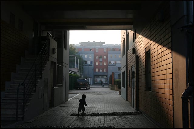 Dans la cité Arago, à Saint-Ouen (Seine-Saint-Denis). La votation citoyenne intervient après le jet en décembre d’une bonbonne de protoxyde d’azote dans une fenêtre de l’école.