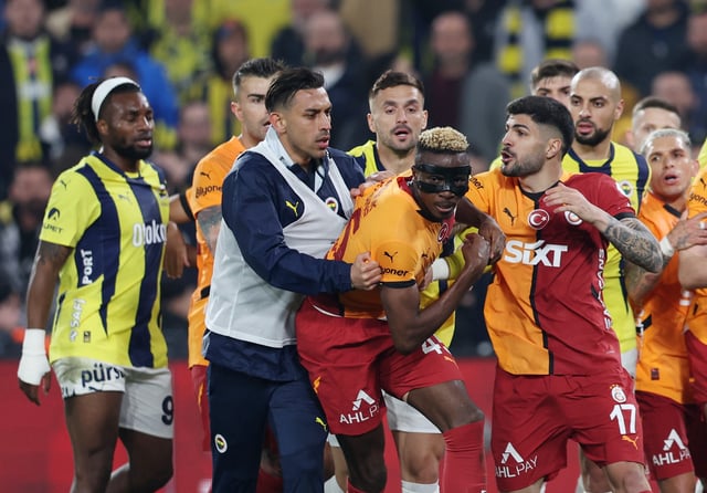 Soccer Football - Turkish Cup - Quarter Final - Fenerbahce v Galatasaray - Sukru Saracoglu, Istanbul, Turkey - April 2, 2025 Galatasaray's Victor Osimhen reacts