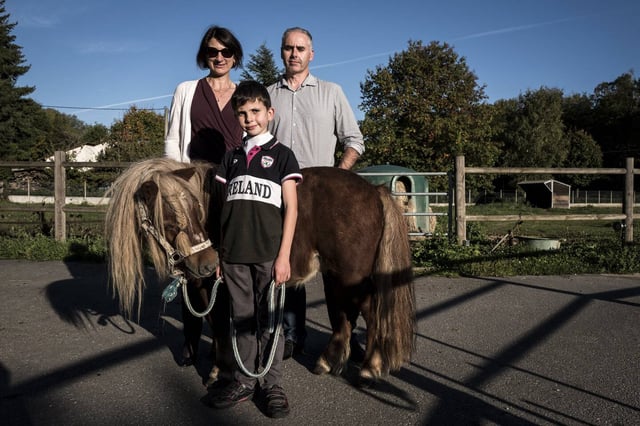 Théo Grataloup, avec ses parents Sabine et Thomas, le 5 octobre 2017 à Moidieu-Detourbe.