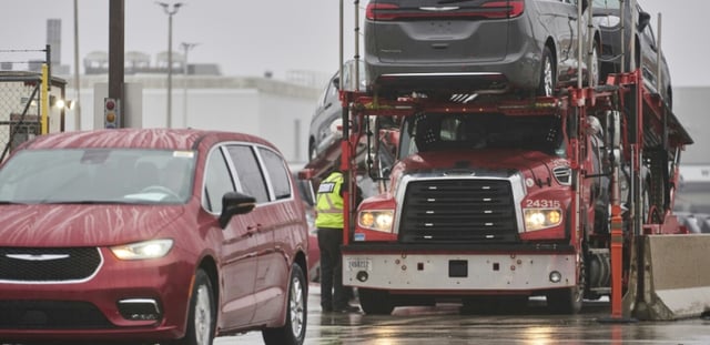 Des ouvriers transportent des mini-fourgonnettes Chrysler à l'usine d'assemblage Stellantis Windsor à Windsor (Ontario), au Canada, le 31 janvier 2025