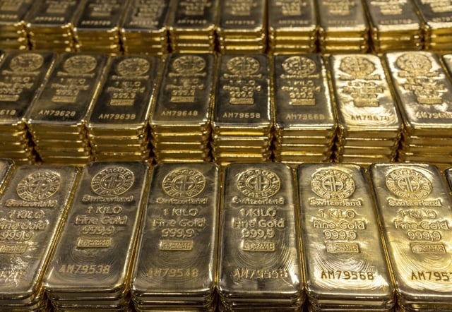 One kilo gold bars are pictured at the plant of gold and silver refiner and bar manufacturer Argor-Heraeus in Mendrisio, Switzerland, July 13, 2022. REUTERS/Denis Balibouse/File Photo