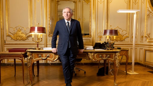 Le premier ministre, François Bayrou dans son bureau à Matignon.