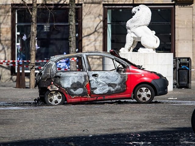 This photograph shows a view of a burnt out car on Dam Square in Amsterdam on April 3, 2025. A car and its driver caught fire on April 3, 2025, afternoon after an explosion at Dam Square in Amsterdam, police said, suspecting the injured man of deliberately setting the vehicle on fire. (Photo by Dingena Mol / ANP / AFP) / Netherlands OUT (Photo by DINGENA MOL/ANP/AFP via Getty Images)