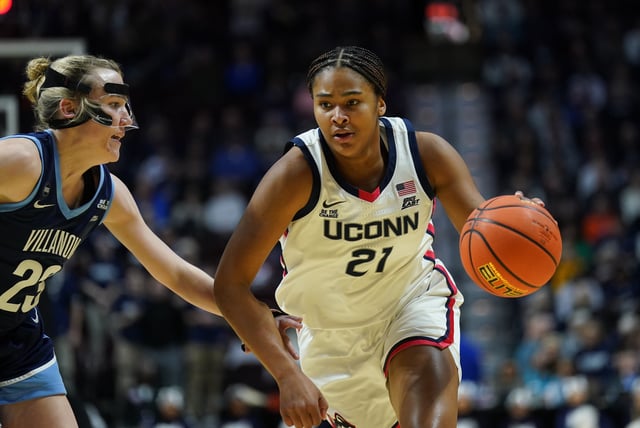 FIEL PHOTO: Mar 9, 2025; Uncasville, CT, USA; UConn Huskies forward Sarah Strong (21) drives the ball against Villanova Wildcats guard Maddie Burke (23) in the first half at Mohegan Sun Arena. Mandatory Credit: David Butler II-Imagn Images/File Photo