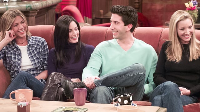 (L-R) Jennifer Aniston, Courteney Cox, David Schwimmer, and Lisa Kudrow on the set of ‘Friends.’