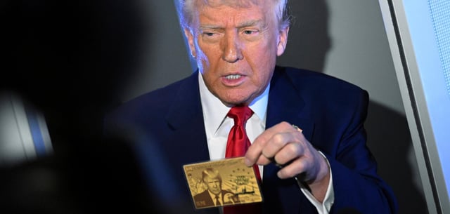 US-Präsident Donald Trump präsentiert den Prototyp jener „Gold Card“, mit der sich Vermögende einen dauerhaften Aufenthalt in den Vereinigten Staaten erkaufen können