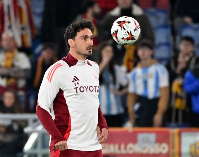 Soccer Football - Europa League - Knockout Phase Playoff - Second Leg - AS Roma v FC Porto - Stadio Olimpico, Rome, Italy - February 20, 2025 AS Roma's Mats Hummels during the warm up before the match REUTERS/Alberto Lingria/File Photo