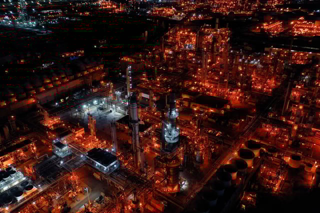 A nighttime view of Marathon Petroleum's Los Angeles Refinery, which processes domestic & imported crude oil into gasoline, diesel fuel, and other refined petroleum products, in Carson, California, U.S., March 11, 2022. Picture taken with a drone. REUTERS/Bing Guan/File Photo