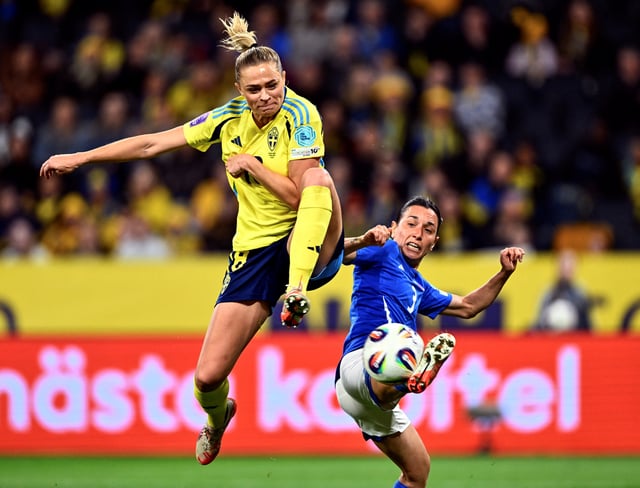 Soccer Football - Women's Nations League - League A - Sweden v Italy - Strawberry Arena, Solna, Sweden - April 4, 2025 Sweden's Fridolina Rolfo in action with Italy's Lucia Di Guglielmo Anders Wiklund/TT News Agency via REUTERS     ATTENTION EDITORS - THIS IMAGE WAS PROVIDED BY A THIRD PARTY. SWEDEN OUT. NO COMMERCIAL OR EDITORIAL SALES IN SWEDEN.