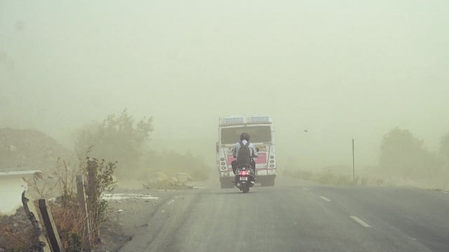 Mumbai, India. Apr 04, 2025: A massive dust storm swept through Navi Mumbai on Friday afternoon, significantly reducing visibility and disrupting daily life. The India Meteorological Department (IMD) issued a warning about the potential for a thunderstorm in the Maharashtra capital within the next few hours. Mumbai, India. Apr 04, 2025. (Photo by Raju Shinde/HT Photo) (Hindustan Times)