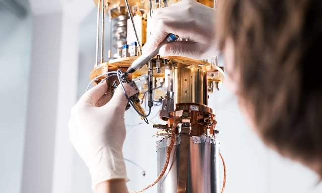 The physicist prepares the experiment in a helium-cooled cryostat. Credit: University of Innsbruck