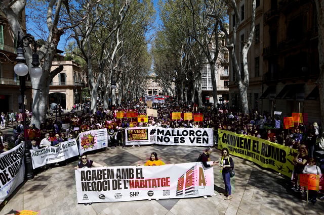 Large number of people filled the streets of Palma de Mallorca, in a march against housing prices and the impact of tourism on the residents of the Balearic islands, in Palma, Mallorca, Spain, April 5, 2025. REUTERS/Francisco Ubilla