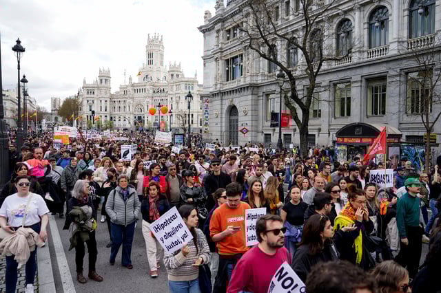 People take part in a protest to demand lower housing rental prices and better living conditions, in Madrid, Spain, April 5, 2025. REUTERS/Ana Beltran