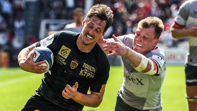 Serin glides past Nick Tompkins to score the ninth of Toulon’s ten tries at Stade Mayol