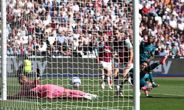 Soccer Football - Premier League - West Ham United v AFC Bournemouth - London Stadium, London, Britain - April 5, 2025 AFC Bournemouth's Evanilson scores their first goal Action Images via Reuters/Paul Childs