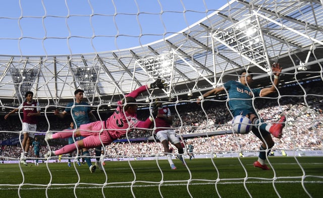 Soccer Football - Premier League - West Ham United v AFC Bournemouth - London Stadium, London, Britain - April 5, 2025  AFC Bournemouth's Evanilson scores their second goal past West Ham United's Alphonse Areola REUTERS/Tony O Brien