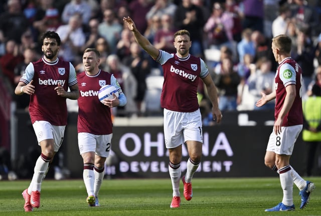 Soccer Football - Premier League - West Ham United v AFC Bournemouth - London Stadium, London, Britain - April 5, 2025  West Ham United's Niclas Fullkrug celebrates scoring their first goal with West Ham United's Jarrod Bowen, West Ham United's Lucas Paqueta and West Ham United's James Ward-Prowse REUTERS/Tony O Brien