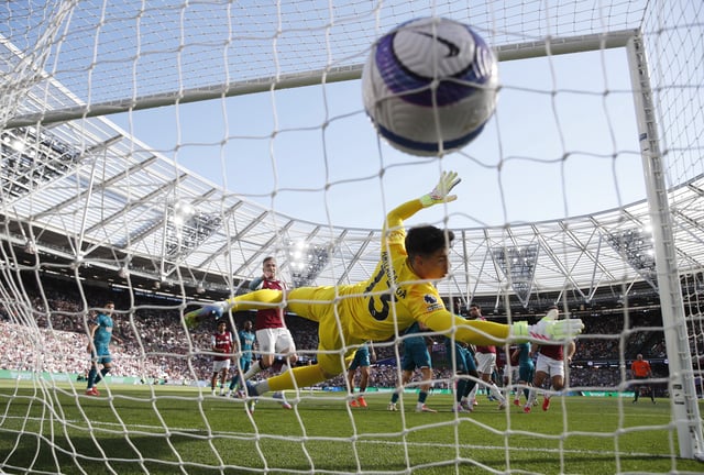 Soccer Football - Premier League - West Ham United v AFC Bournemouth - London Stadium, London, Britain - April 5, 2025 West Ham United's Niclas Fullkrug scores their first goal past AFC Bournemouth's Kepa Arrizabalaga Action Images via Reuters/Paul Childs