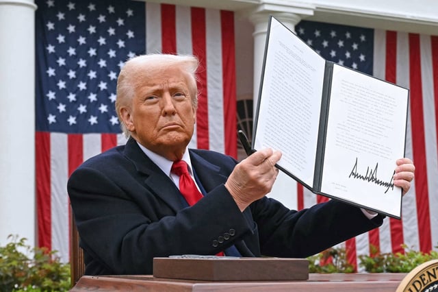 Le président Donald Trump après avoir annoncé les droits de douane qu'il entend appliquer au monde, à la Maison Blanche, à Washington, DC, le 2 avril 2025.
