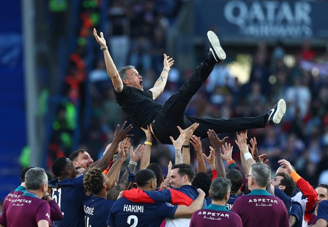 Soccer Football - Ligue 1 - Paris St Germain v Angers - Parc des Princes, Paris, France - April 5, 2025 Paris St Germain coach Luis Enrique celebrates with the players after winning Ligue 1 REUTERS/Gonzalo Fuentes