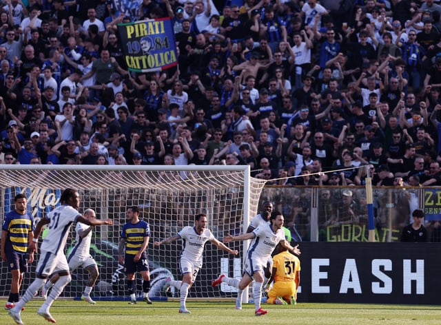 Soccer Football - Serie A - Parma v Inter Milan - Stadio Ennio Tardini, Parma, Italy - April 5, 2025 Inter Milan's Matteo Darmian celebrates scoring their first goal with teammates REUTERS/Claudia Greco