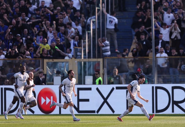Soccer Football - Serie A - Parma v Inter Milan - Stadio Ennio Tardini, Parma, Italy - April 5, 2025 Inter Milan's Matteo Darmian celebrates scoring their first goal with teammates REUTERS/Claudia Greco