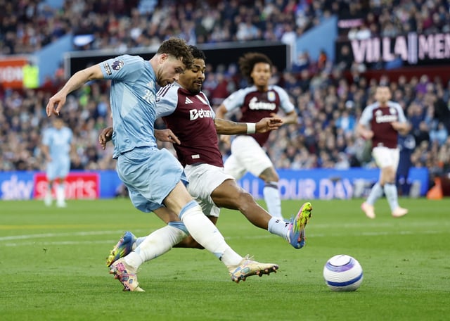Soccer Football - Premier League - Aston Villa v Nottingham Forest - Villa Park, Birmingham, Britain - April 5, 2025  Nottingham Forest's Neco Williams in action with Aston Villa's Ian Maatsen Action Images via Reuters/Peter Cziborra EDITORIAL USE ONLY. NO USE WITH UNAUTHORIZED AUDIO, VIDEO, DATA, FIXTURE LISTS, CLUB/LEAGUE LOGOS OR 'LIVE' SERVICES. ONLINE IN-MATCH USE LIMITED TO 120 IMAGES, NO VIDEO EMULATION. NO USE IN BETTING, GAMES OR SINGLE CLUB/LEAGUE/PLAYER PUBLICATIONS. PLEASE CONTACT YOUR ACCOUNT REPRESENTATIVE FOR FURTHER DETAILS..
