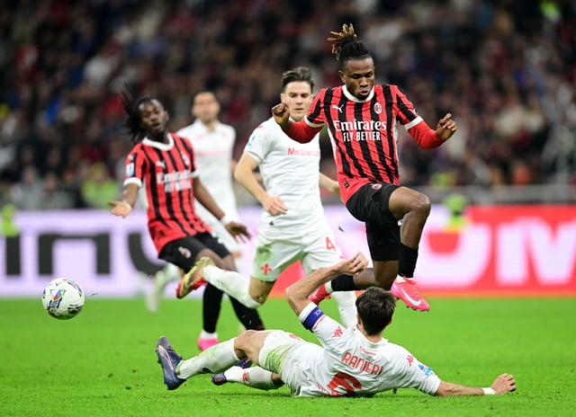 Soccer Football - Serie A - AC Milan v Fiorentina - San Siro, Milan, Italy - April 5, 2025 AC Milan's Samuel Chukwueze in action with Fiorentina's Luca Ranieri REUTERS/Daniele Mascolo