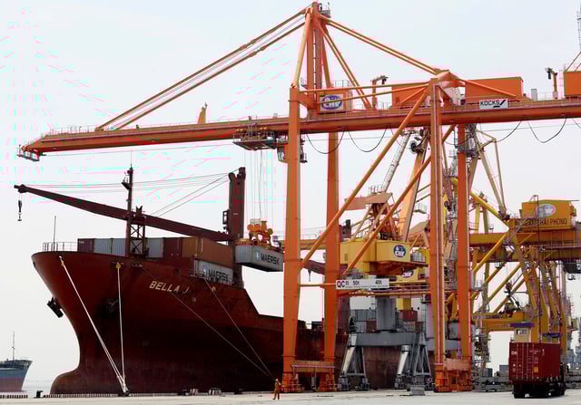 Shipping containers are loaded to a ship at a port in Hai Phong city, Vietnam July 12, 2018. REUTERS/Kham/File Photo