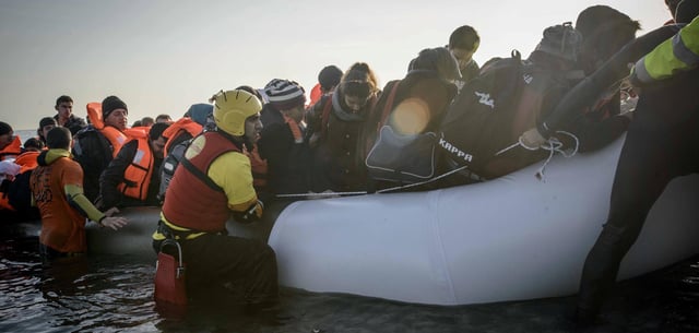 Migranten aus Syrien erreichen im Jahr 2016 die griechische Insel Lesbos. Inzwischen ist die Zahl der Schutzsuchenden stark gesunken
