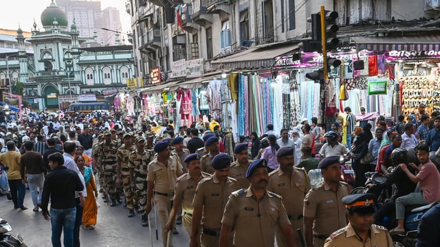 In the wake of the upcoming Ram Navami festival, Senior police officers of Paydhonie police station conducted a route march in Bhendi Bazaar, Paydhonie area in South Mumbai, with Maharashtra Security Force and Home Guards. Mumbai, India. Apr 05, 2025. 