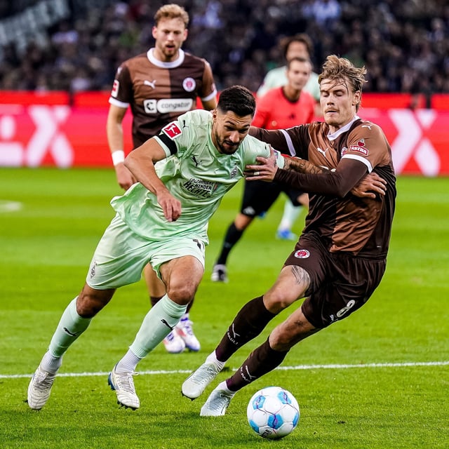 Szene aus dem Hinspiel: Gladbachs Tim Kleindienst (l.) im Zweikampf mit Eric Smith von St. Pauli