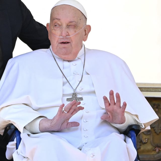 Papst Franziskus zeigt sich im Rollstuhl auf dem Petersplatz.
