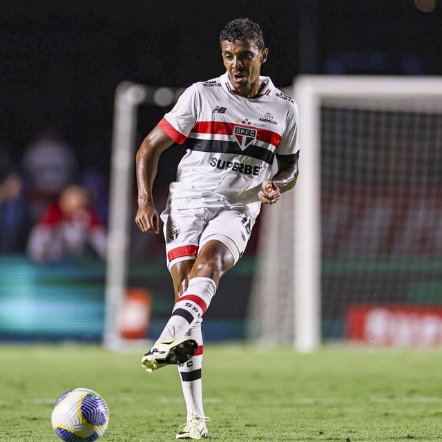 Ex-Bayern-Star Luiz Gustavo spielt mittlerweile in São Paulo. Nun wurde er ins Krankenhaus eingeliefert.