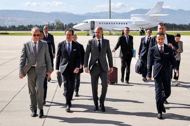 Le ministre français des Affaires étrangères, Jean-Noël Barrot, à son arrivée à Alger ce dimanche 6 avril.