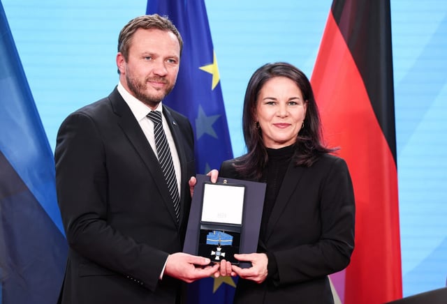 Margus Tsahkna, Außenminister von Estland, überreicht ein Verdienstkreuz Erster Klasse an Annalena Baerbock (Bündnis 90/Die Grünen), geschäftsführende Bundesaußenministerin. Nach einem Treffen zwischen der geschäftsführenden Bundesaußenministerin und dem estnischen Außenminister, findet eine gemeinsames Pressestatement statt.