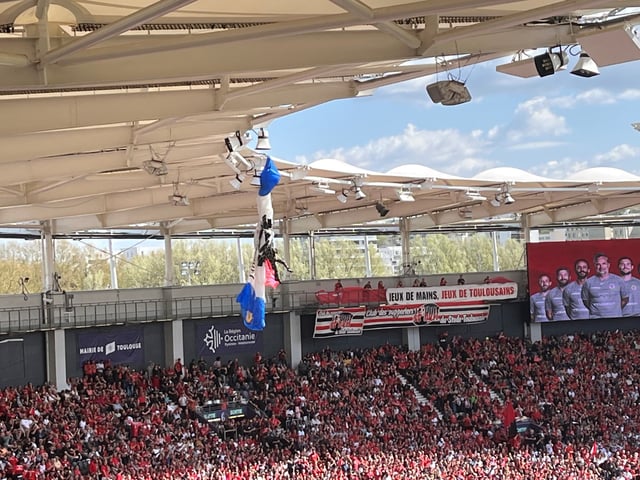 Un parachutiste est coincé dans le toit du Stadium