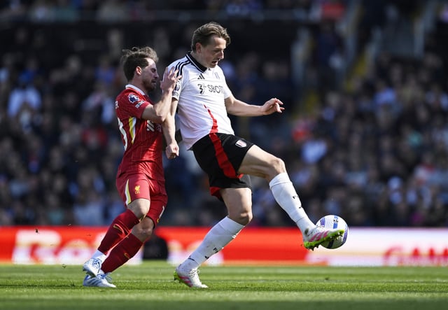 Soccer Football - Premier League - Fulham v Liverpool - Craven Cottage, London, Britain - April 6, 2025 Fulham's Sander Berge in action with Liverpool's Alexis Mac Allister REUTERS/Tony O Brien EDITORIAL USE ONLY. NO USE WITH UNAUTHORIZED AUDIO, VIDEO, DATA, FIXTURE LISTS, CLUB/LEAGUE LOGOS OR 'LIVE' SERVICES. ONLINE IN-MATCH USE LIMITED TO 120 IMAGES, NO VIDEO EMULATION. NO USE IN BETTING, GAMES OR SINGLE CLUB/LEAGUE/PLAYER PUBLICATIONS. PLEASE CONTACT YOUR ACCOUNT REPRESENTATIVE FOR FURTHER DETAILS..
