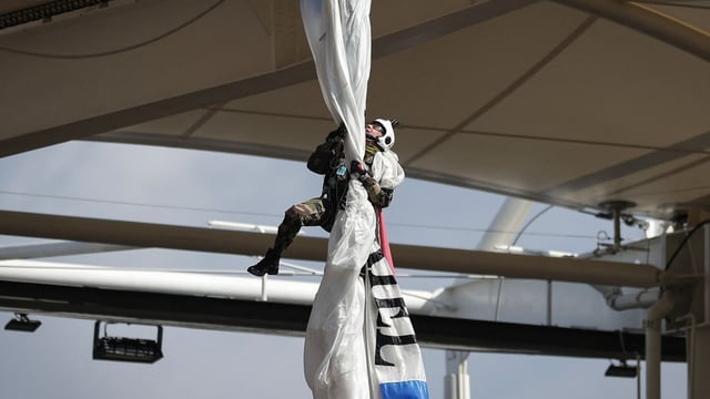 A parachutist clinging from the stadium roof in Toulouse 
