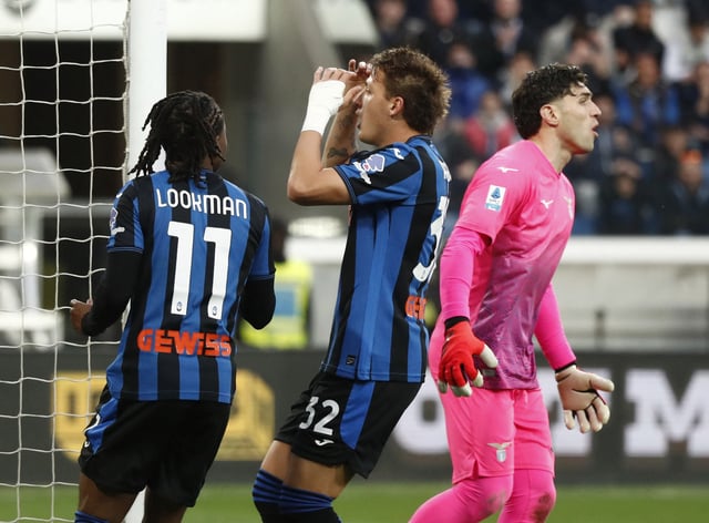 Soccer Football - Serie A - Atalanta v Lazio - Gewiss Stadium, Bergamo, Italy - April 6, 2025 Atalanta's Ademola Lookman, Atalanta's Mateo Retegui and Lazio's Christos Mandas react REUTERS/Alessandro Garofalo