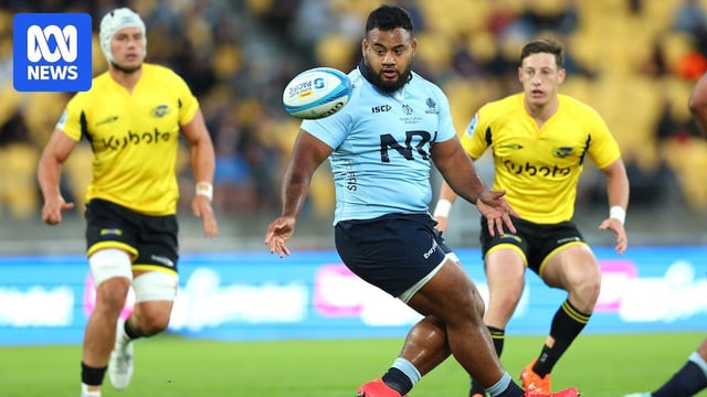 Taniela Tupou passes the ball for Waratahs against Hurricanes.