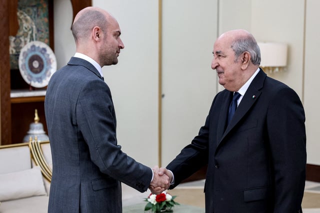 Le ministre des Affaires étrangères français, Jean-Noël Barrot, et le président algérien, Abdelmadjid Tebboune, dimanche, à Alger.