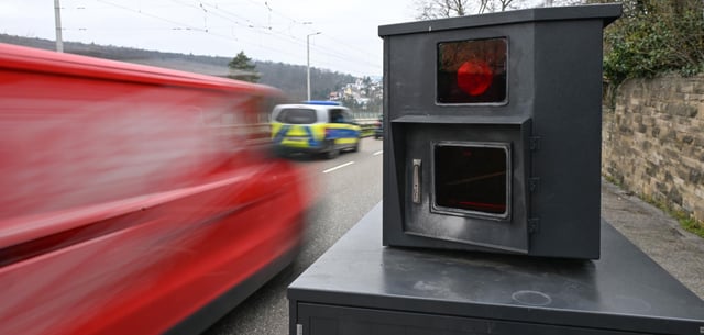 Autos fahren an einem Blitzer zur Geschwindigkeitskontrolle vorbei