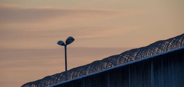 Blick auf die Mauer der Justizvollzugsanstalt Burg