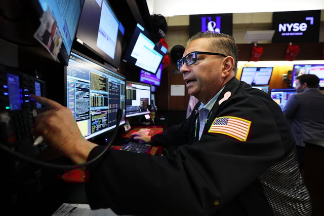 NEW YORK, NEW YORK - APRIL 07: Traders work on the floor of the New York Stock Exchange during morning trading on April 07, 2025 in New York City. All three major stock indexes dipped again at the opening of the stock market for the third straight day with the Dow Jones dropping over 1000 points and the S & P 500 nearing bear market territory amid U.S. President Donald Trump's sweeping new tariffs and other countries' retaliations. (Photo by Michael M. Santiago/Getty Images)