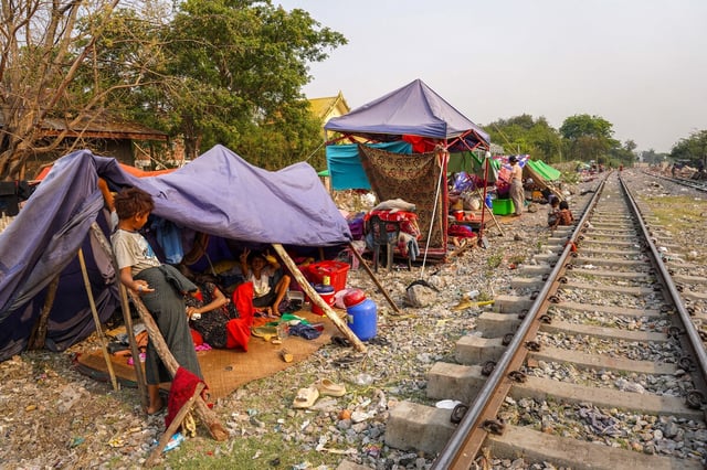 Erdbebenoofer kampieren an einem Schienenstrang in Amarapura, einem Vorort von Mandalay